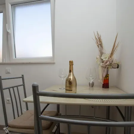 Adria アパート *